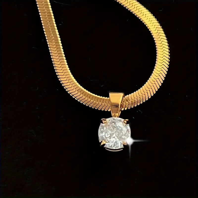 Elegante Halskette mit Strassanhänger
