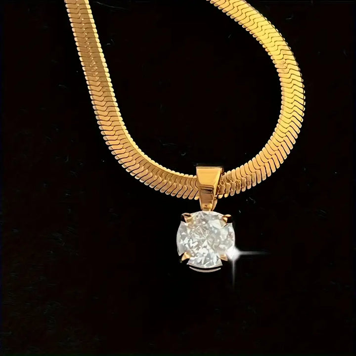 Elegante Halskette mit Strassanhänger