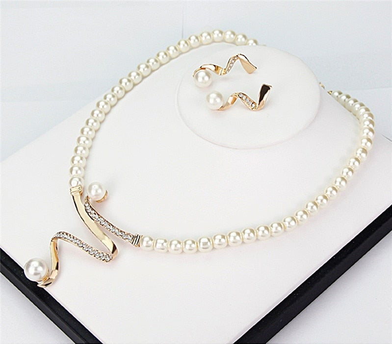 Set aus natürlicher Perlenkette und Ohrringen