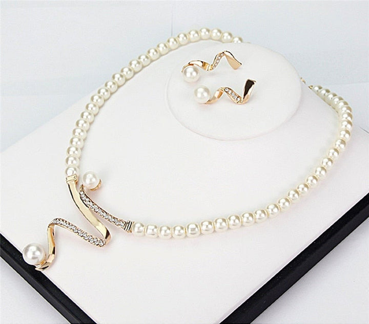Set aus natürlicher Perlenkette und Ohrringen
