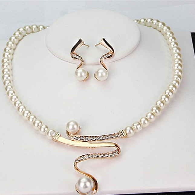Set aus natürlicher Perlenkette und Ohrringen