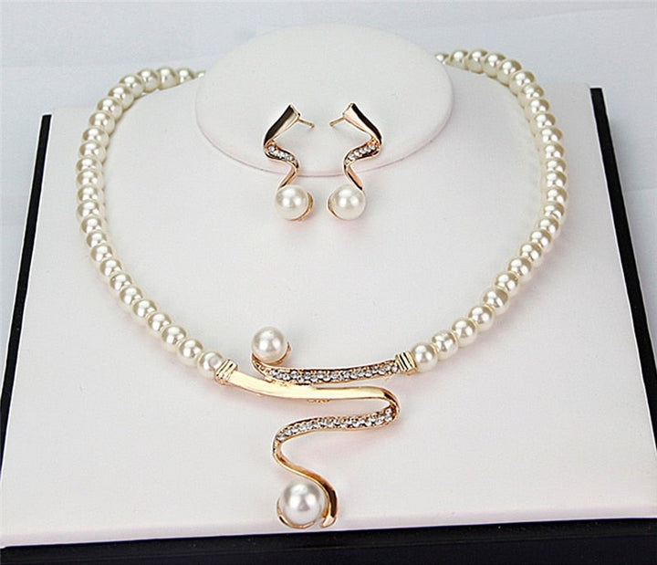 Set aus natürlicher Perlenkette und Ohrringen