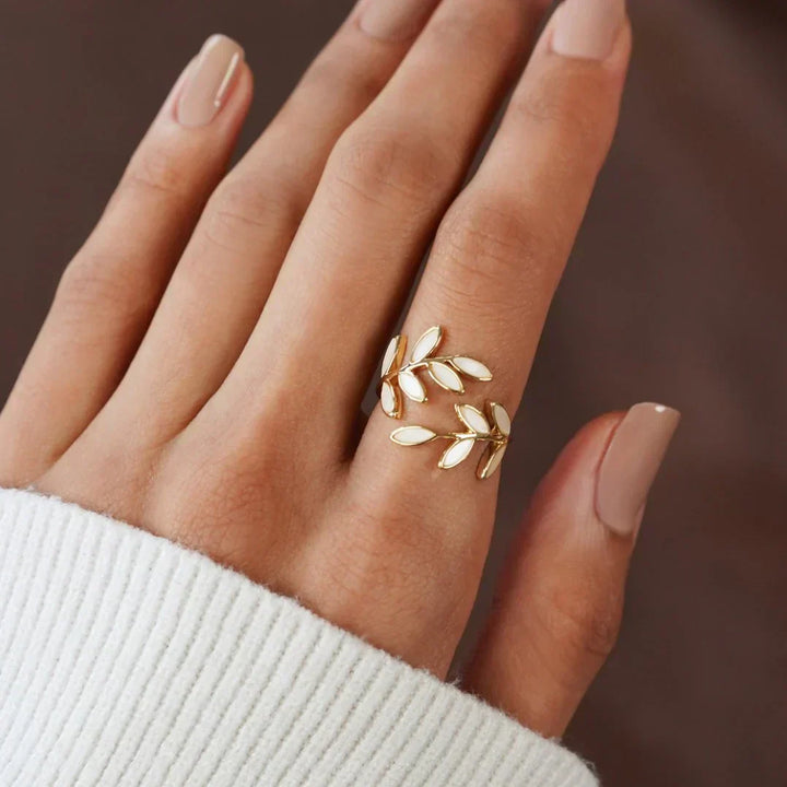 Pure | Eleganter Blatt-Ring mit weißem Opal