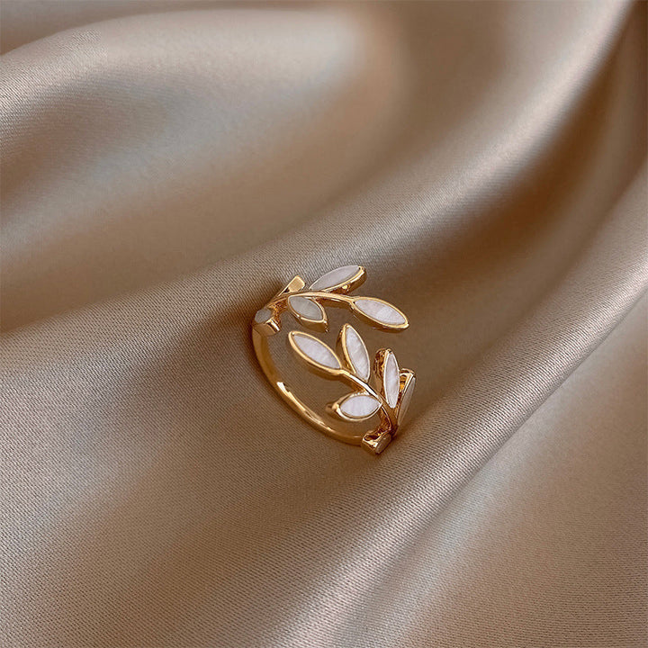 Pure | Eleganter Blatt-Ring mit weißem Opal