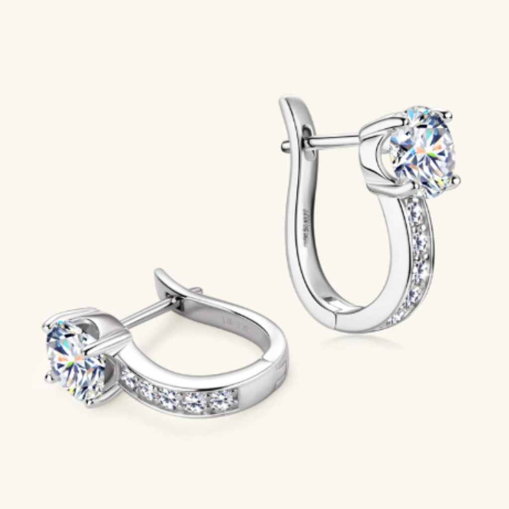 Channel Moissanite Huggie Ohrringe