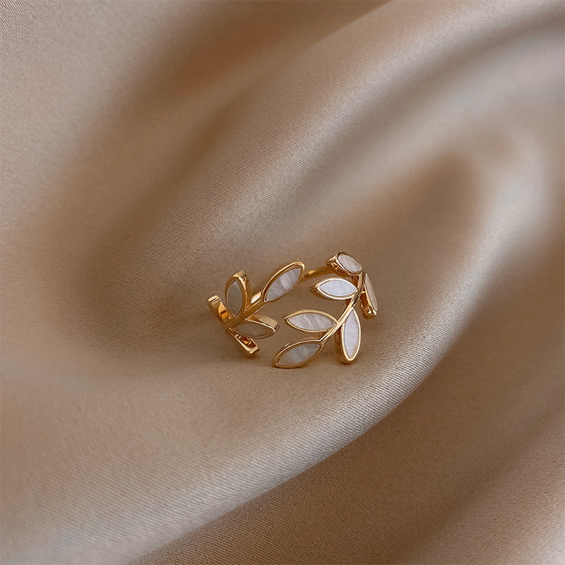 Pure | Eleganter Blatt-Ring mit weißem Opal