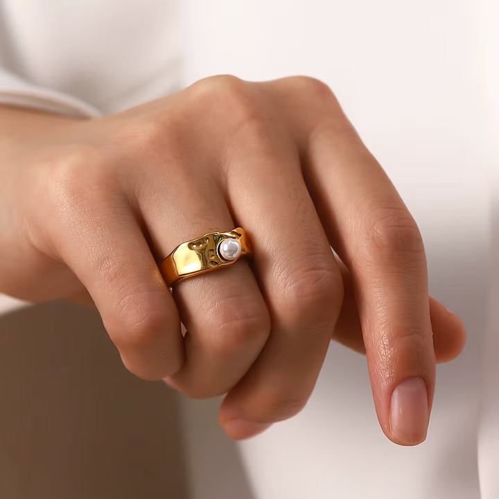 Zeitloser Goldring mit natürlicher Perle