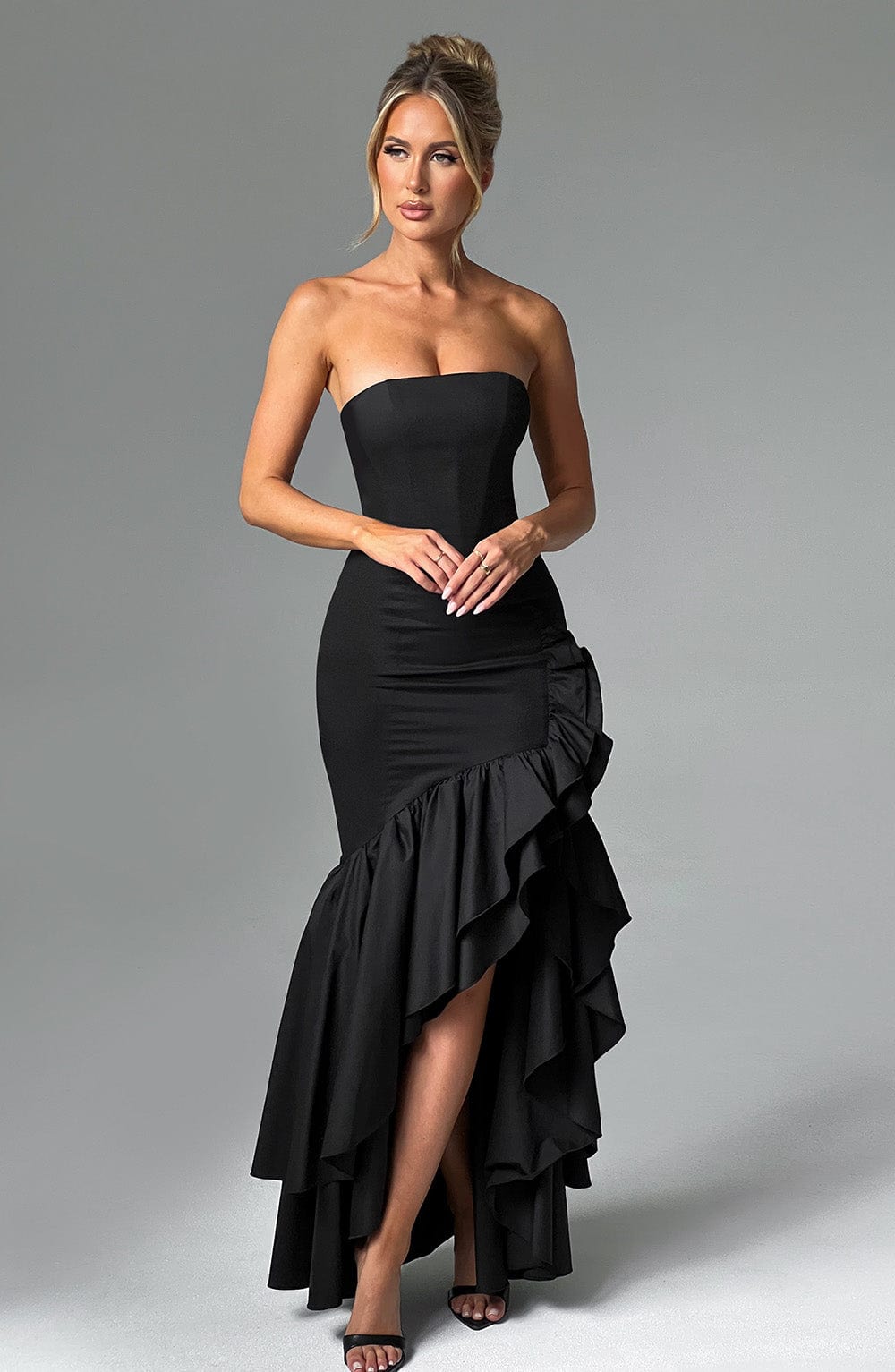 Vanessa | Schulterfreies Maxikleid mit Volants Handgefertigt