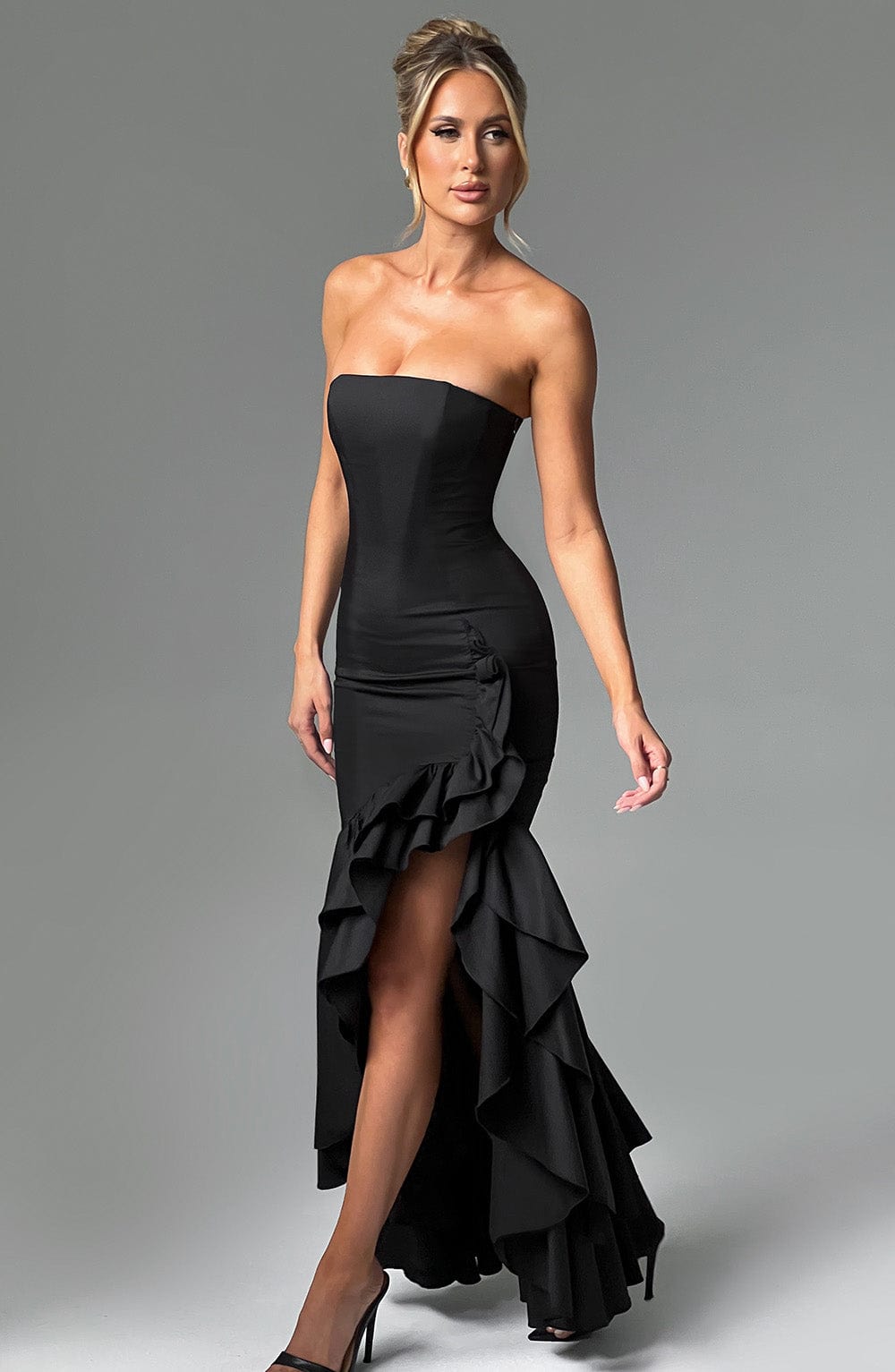 Vanessa | Schulterfreies Maxikleid mit Volants Handgefertigt